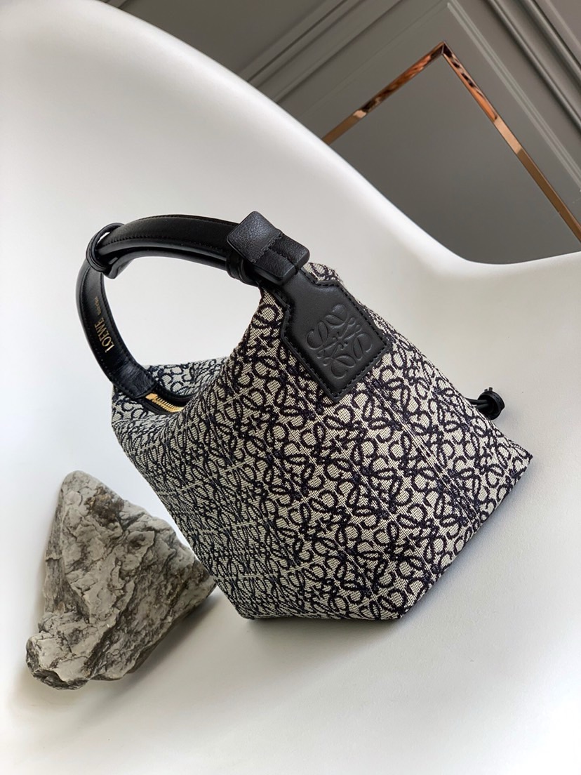 High Quality Luxury Loewe Cubi Anagram Bag – Style 26584 product detail