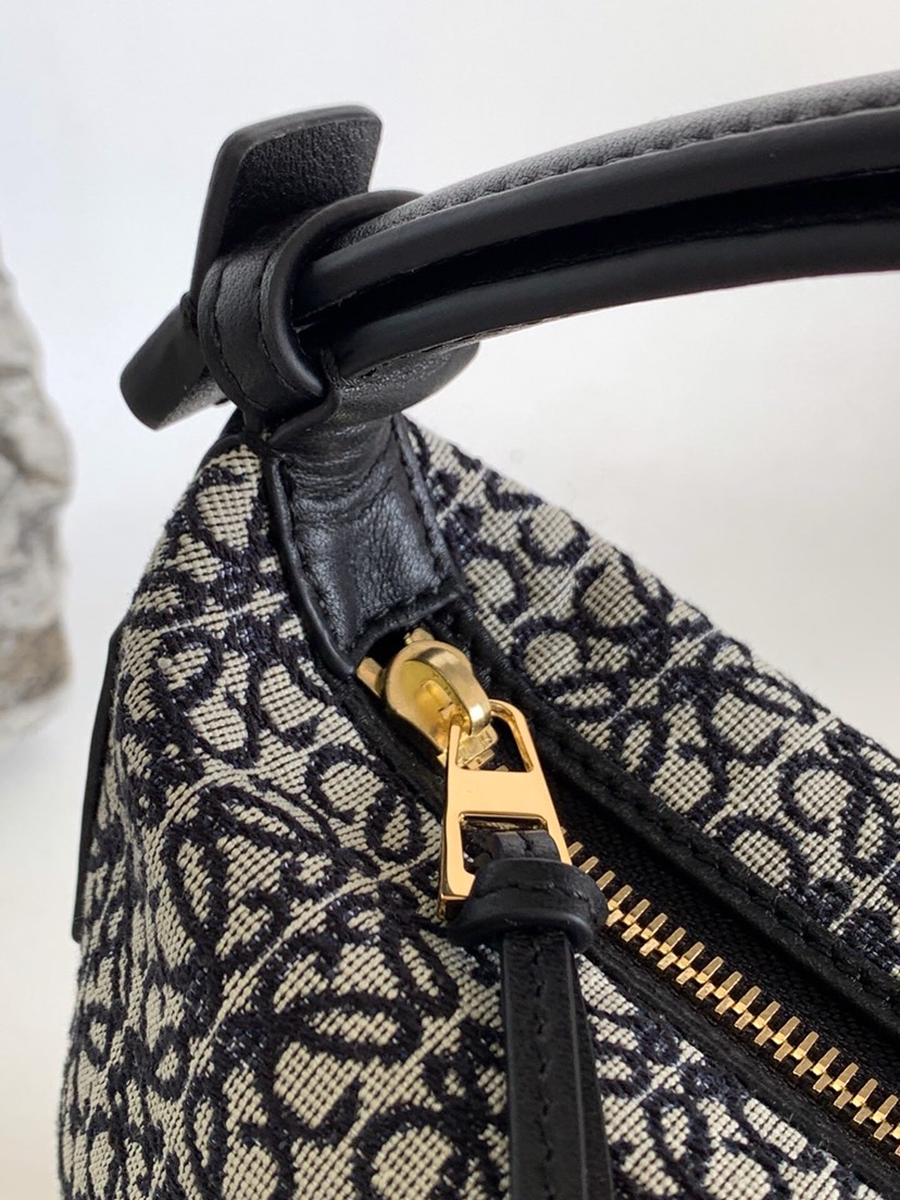 High Quality Luxury Loewe Cubi Anagram Bag – Style 26584 product detail