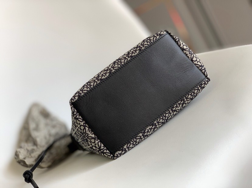 High Quality Luxury Loewe Cubi Anagram Bag – Style 26584 product detail