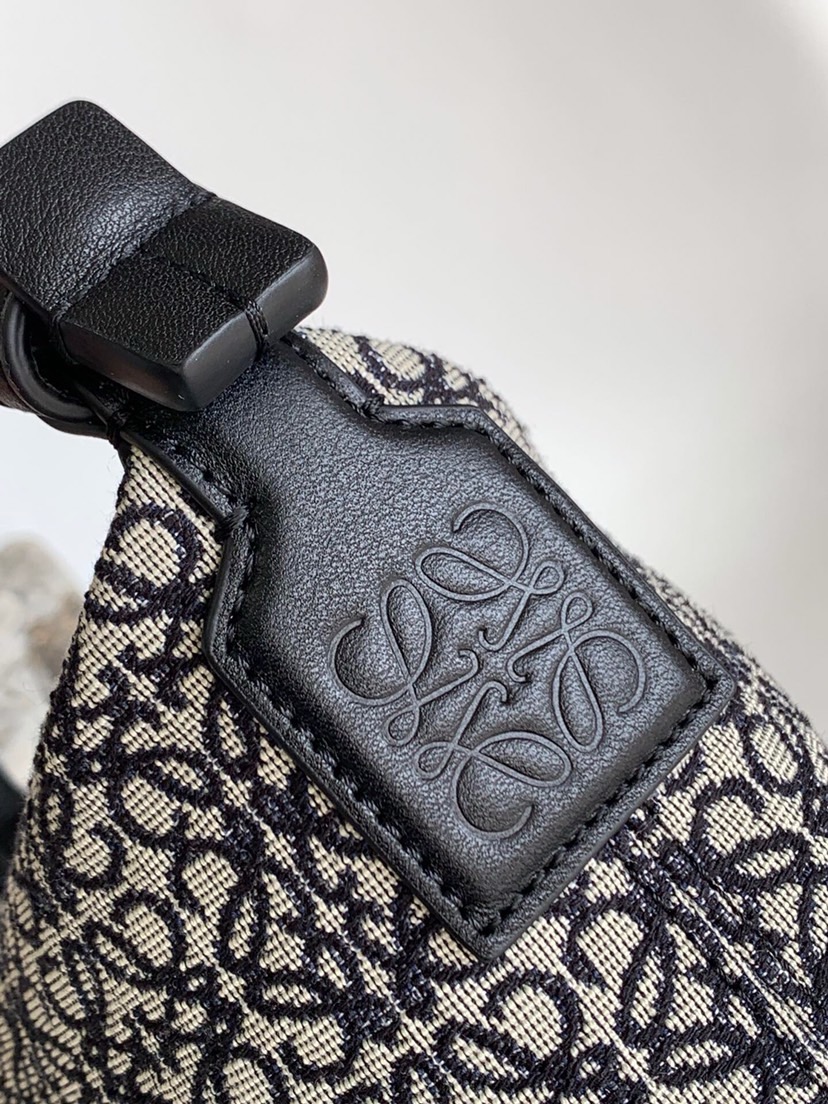 High Quality Luxury Loewe Cubi Anagram Bag – Style 26584 product detail