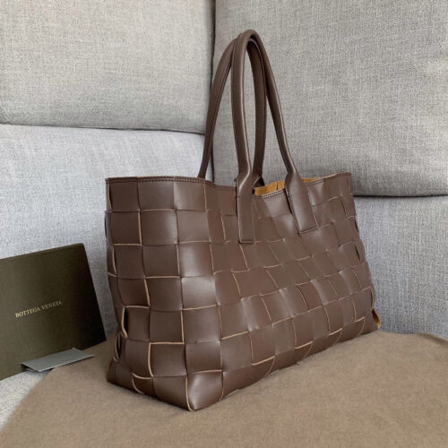 High Quality Luxury Bottega Veneta Tote In Fondente Maxi Intreccio alternate view