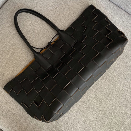 High Quality Luxury Bottega Veneta Tote In Fondente Maxi Intreccio In Black alternate view