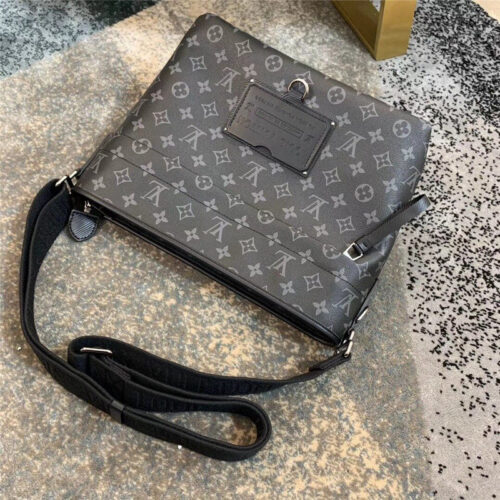 High Quality Luxury Louis Vuitton Messenger PM Voyager alternate view