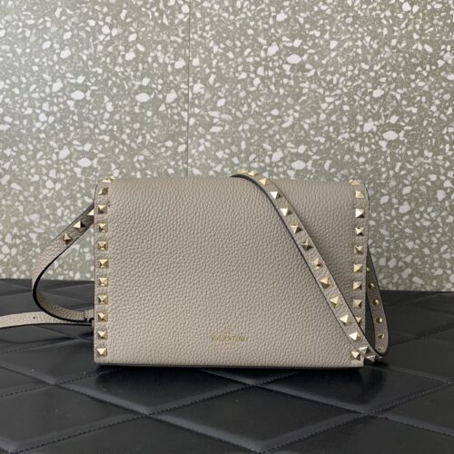 High Quality Luxury Valentino Garavani Rockstud Bag – Style 03596 alternate view