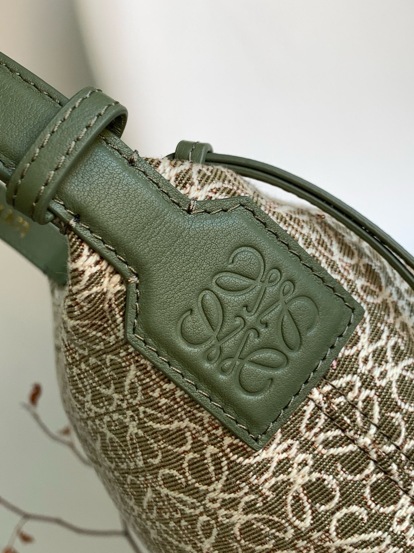 High Quality Luxury Loewe Cubi Anagram Bag product detail