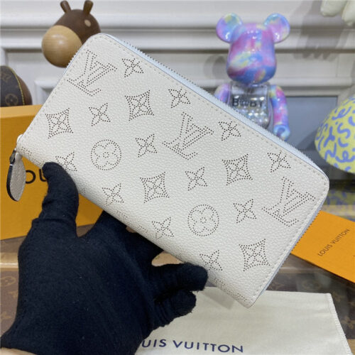 High Quality Luxury Louis Vuitton Zippy Wallet Mahina Ivory alternate view