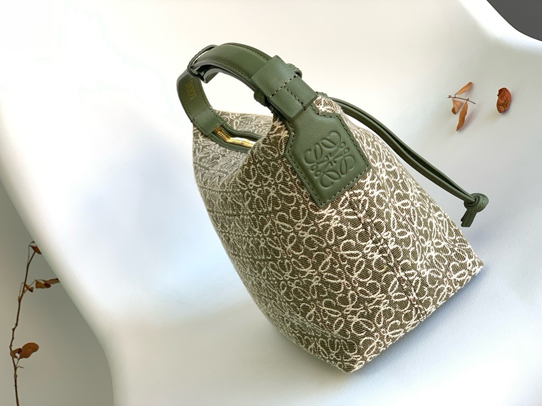 High Quality Luxury Loewe Cubi Anagram Bag product detail