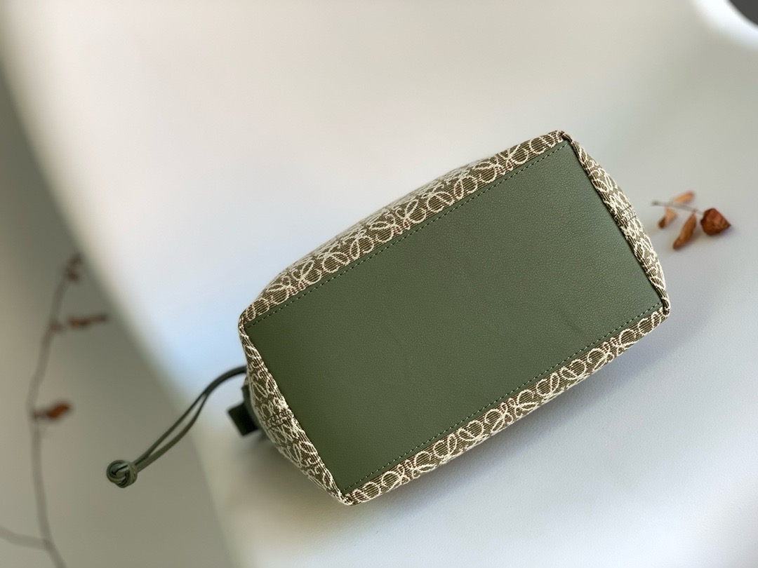 High Quality Luxury Loewe Cubi Anagram Bag product detail