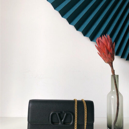 High Quality Luxury Valentino Vlogo Signature Wallet On Chain alternate view