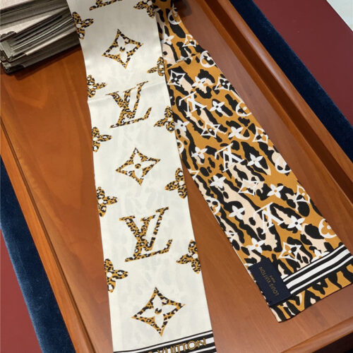 High Quality Luxury LV Monogram Giant Jungle Silk Scarf White product detail