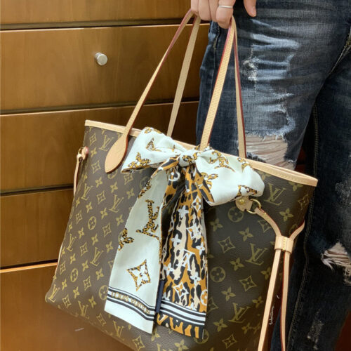High Quality Luxury LV Monogram Giant Jungle Silk Scarf White product detail