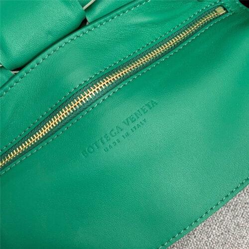 High Quality Luxury Bottega Veneta Padded Cassette Shoulder Bag product detail