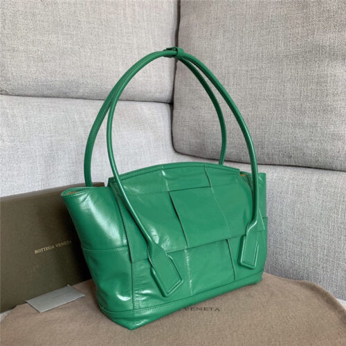 High Quality Luxury Bottega Veneta Arco Slouch Bag Green alternate view