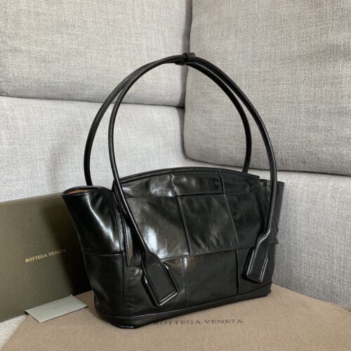 High Quality Luxury Bottega Veneta Arco Slouch Bag alternate view