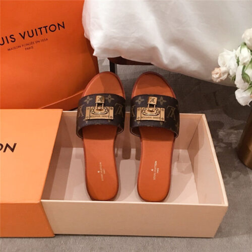 High Quality Luxury LV Lock Slippers alternate view