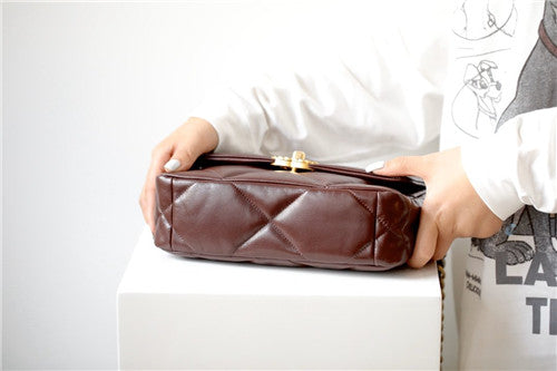 High Quality Luxury Chanel 19 Flap Bag – Style 46790 product detail