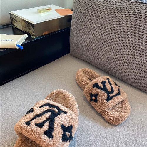 High Quality Luxury Louis Vuitton Wool Slippers – Style 85667 product detail