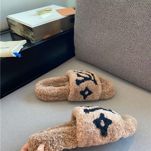 High Quality Luxury Louis Vuitton Wool Slippers – Style 85667 product detail