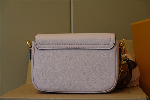 High Quality Luxury LV Lock Me Tender Bag alternate view