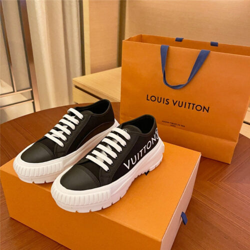 High Quality Luxury Louis Vuitton Squad Sneaker alternate view