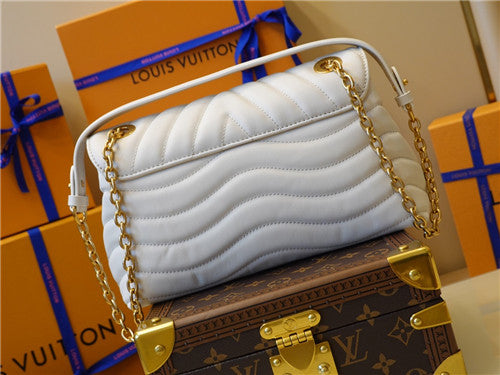 High Quality Luxury Louis Vuitton New Wave Chain Bag alternate view