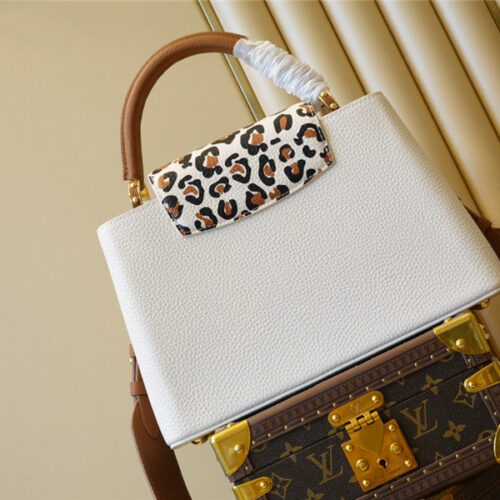 High Quality Luxury Louis Vuitton Capucines Medium Bag alternate view