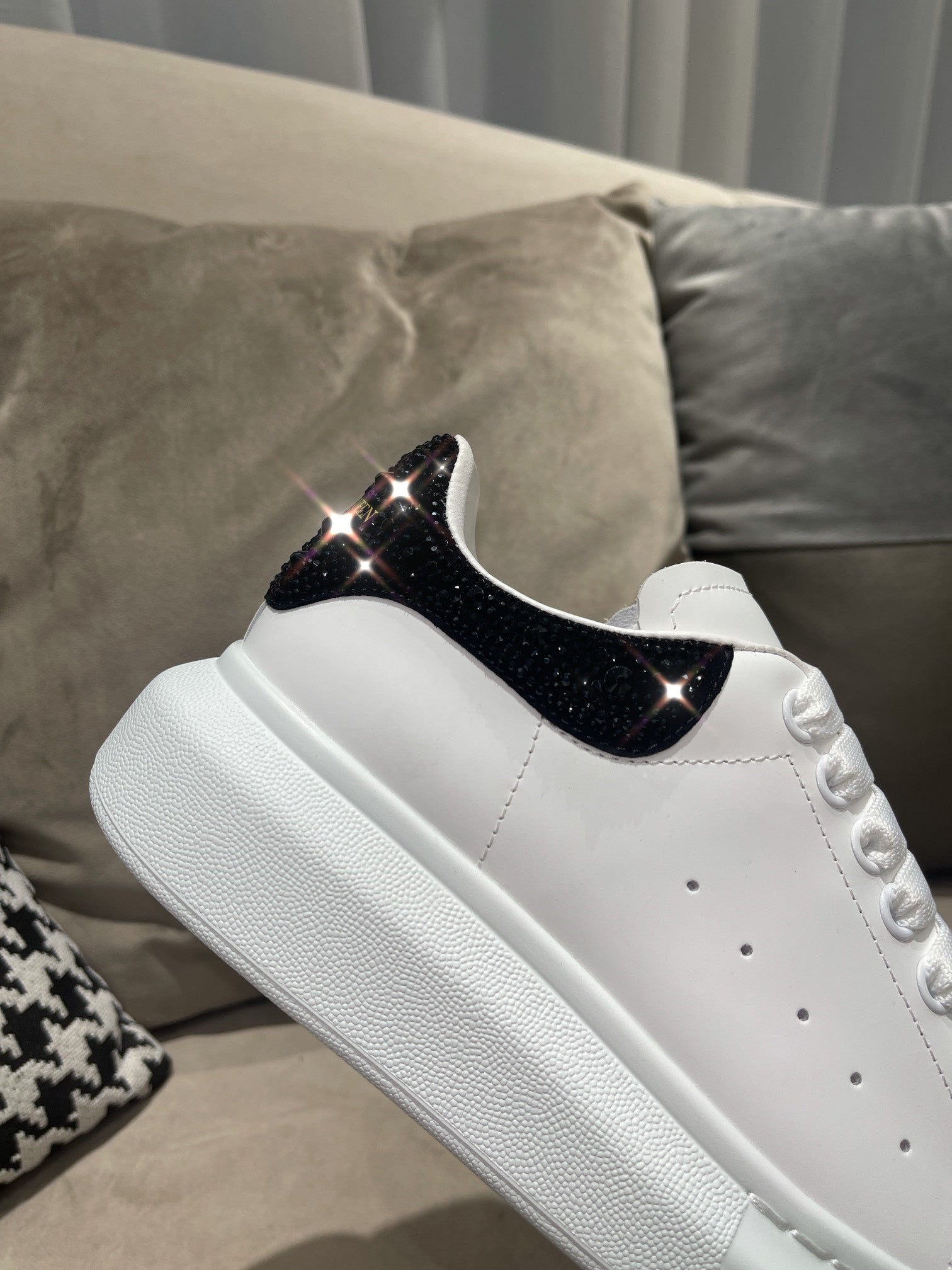High Quality Luxury Alexander McQueen Couple Sneakers – Style 62659 product detail