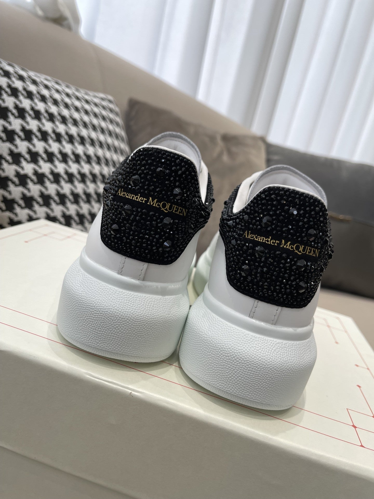 High Quality Luxury Alexander McQueen Couple Sneakers – Style 62659 product detail