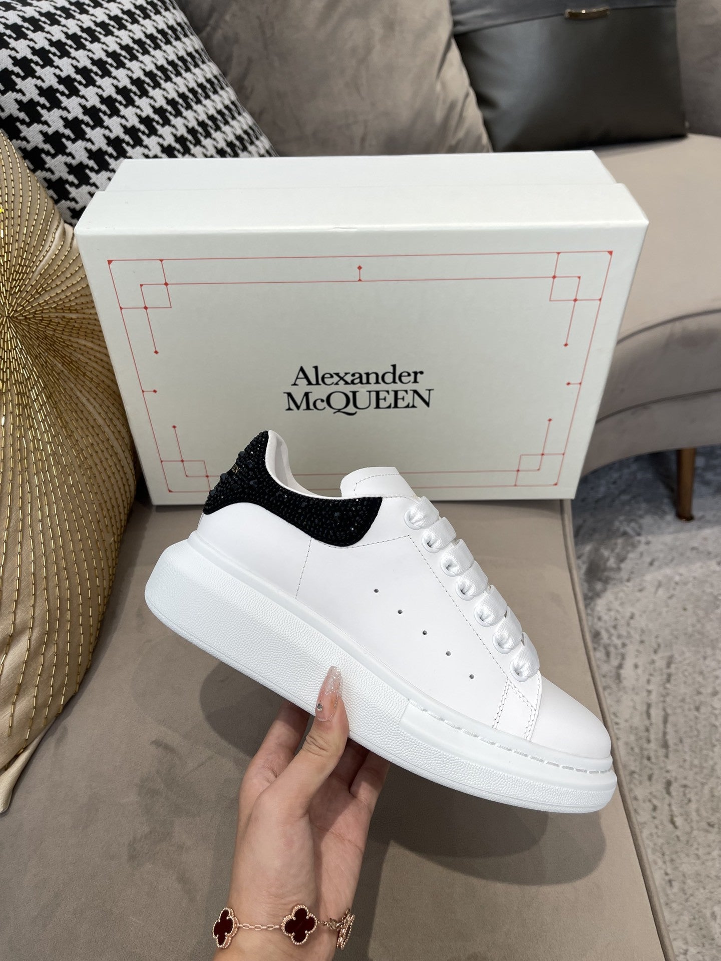 High Quality Luxury Alexander McQueen Couple Sneakers – Style 62659 product detail