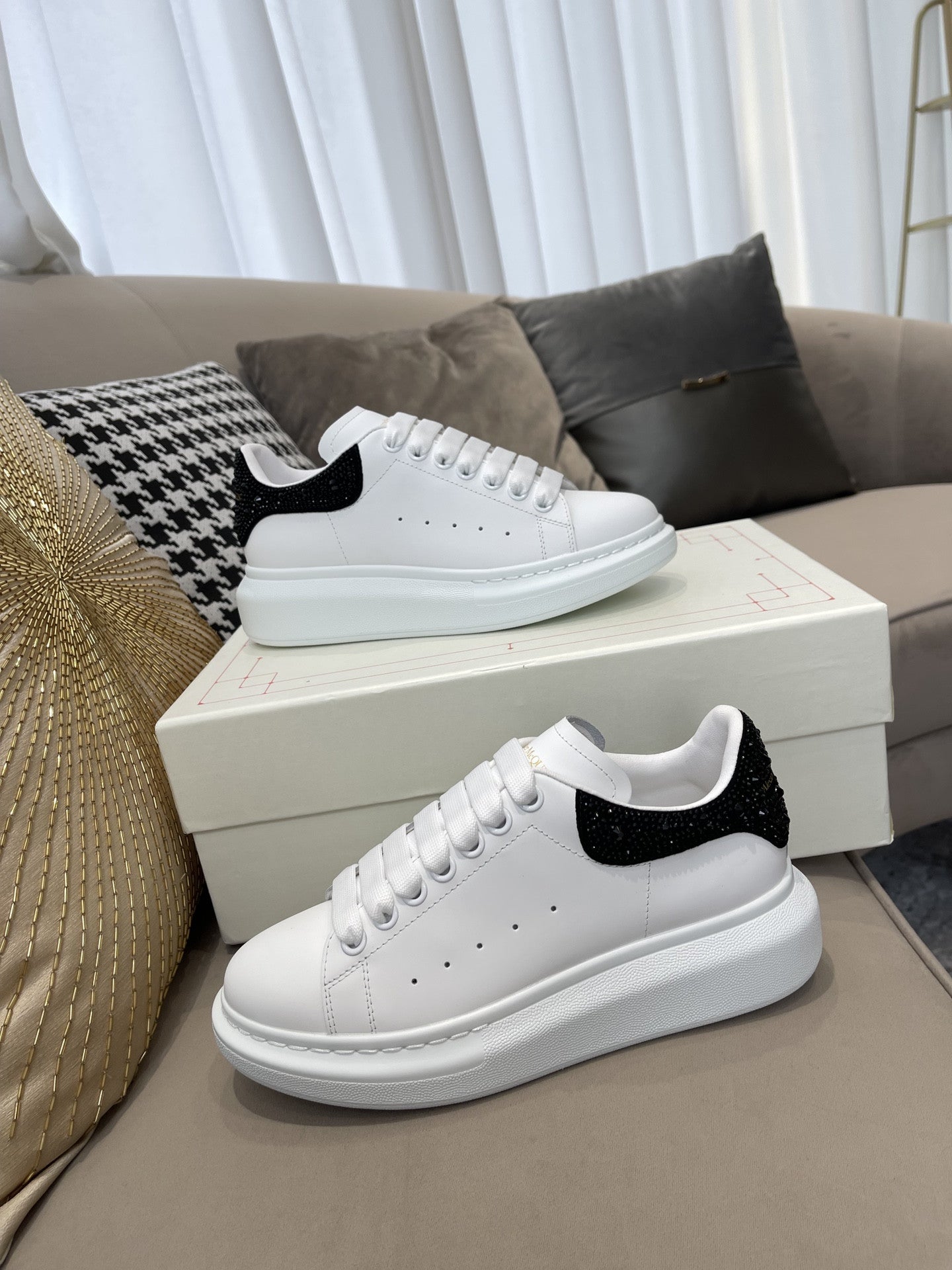 High Quality Luxury Alexander McQueen Couple Sneakers – Style 62659 product detail