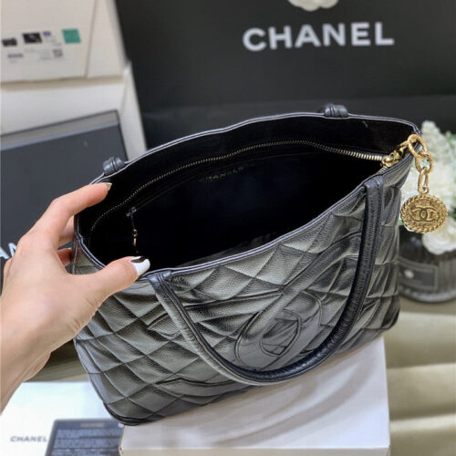 High Quality Luxury Chanel Vintage Caviar Medallion Tote Bag product detail