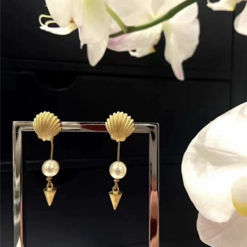 High Quality Luxury Dior Shell Pearl Earrings alternate view