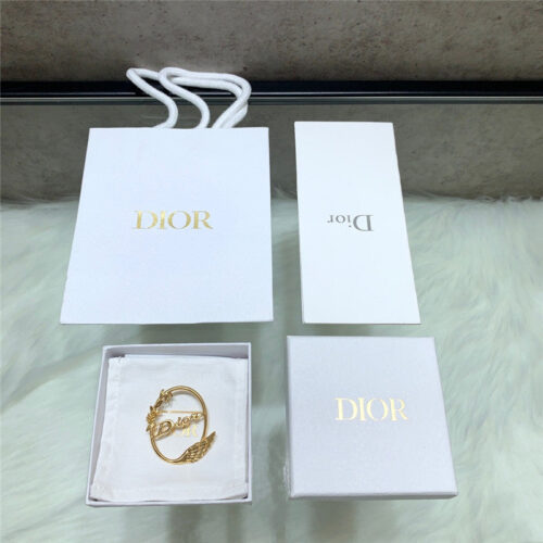 High Quality Luxury Dior D Letter Brooch – Style 50676 product detail