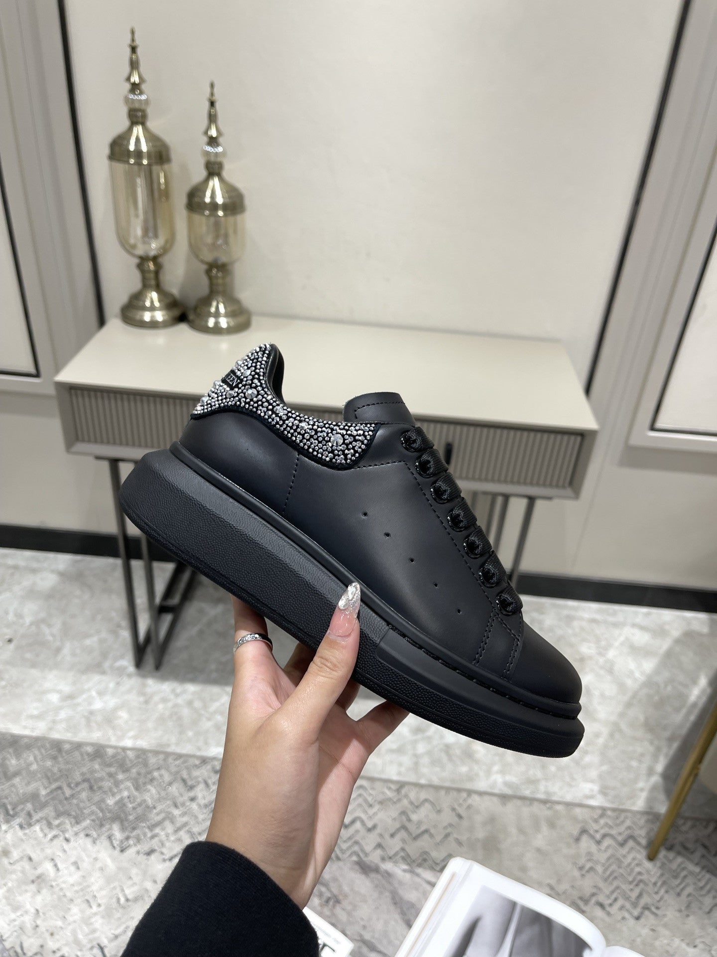 High Quality Luxury Alexander McQueen Couple Sneakers product detail