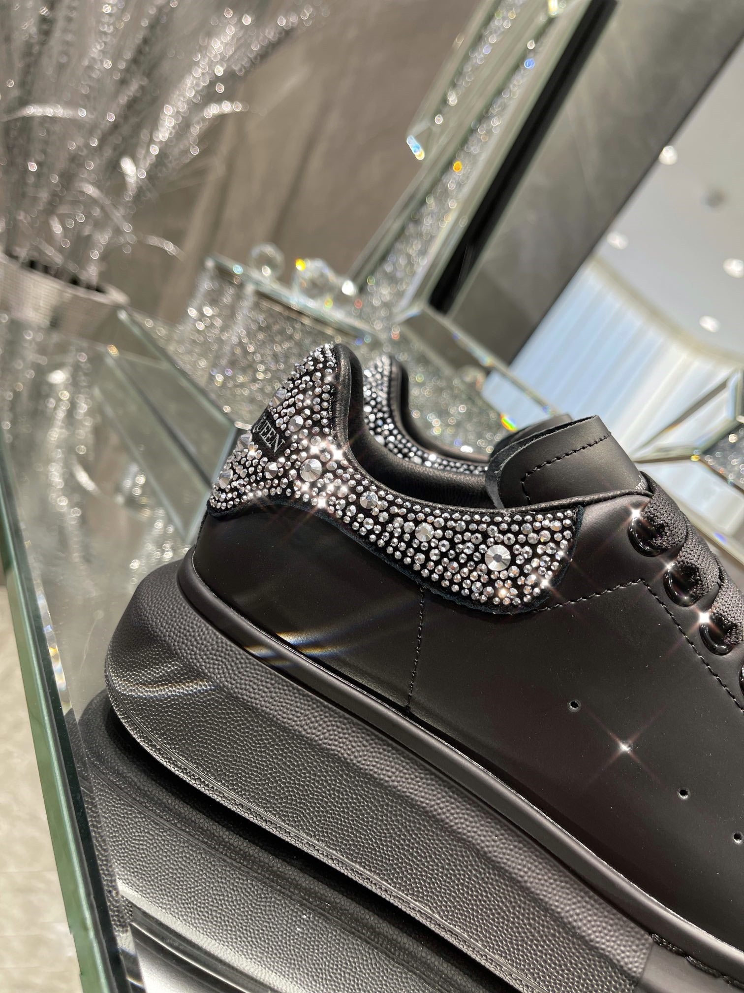 High Quality Luxury Alexander McQueen Couple Sneakers product detail