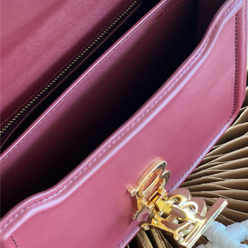 High Quality Luxury Burberry Tb Logo Lock Bag product detail