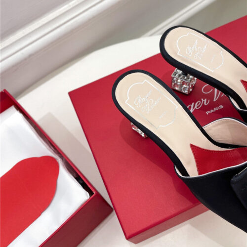 High Quality Luxury Roger Vivier Classic Generous Buckle Slippers product detail