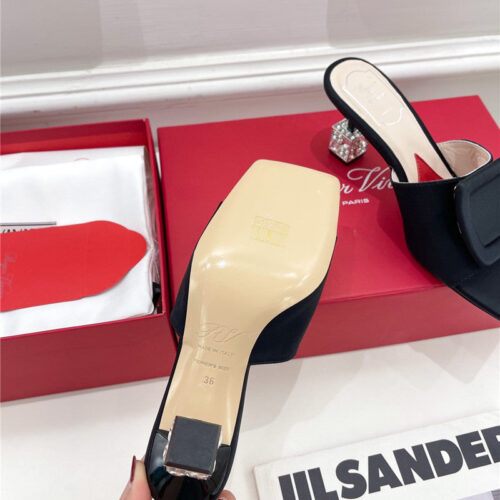 High Quality Luxury Roger Vivier Classic Generous Buckle Slippers product detail