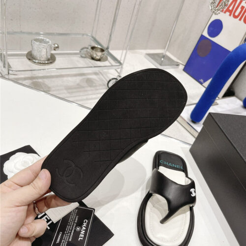 High Quality Luxury Chanel Bread Flip Flops – Style 05222 product detail