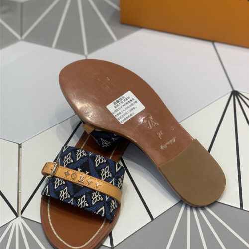 High Quality Luxury Louis Vuitton Lock It Flat Mules – Style 97475 product detail
