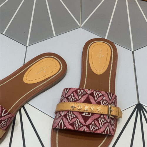 High Quality Luxury Louis Vuitton Lock It Flat Mules – Style 95779 product detail