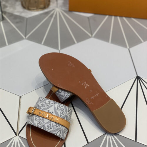 High Quality Luxury Louis Vuitton Lock It Flat Mules product detail