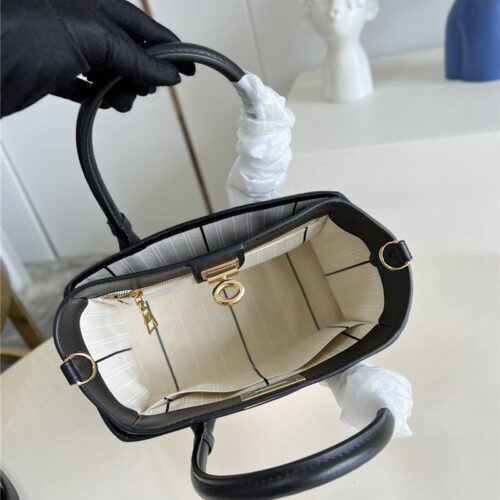 High Quality Luxury Louis Vuitton On My Side Bag Small product detail