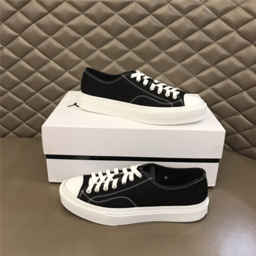 High Quality Luxury Givenchy Mens Classic Low-Top Sneakers – Style 24067 product detail