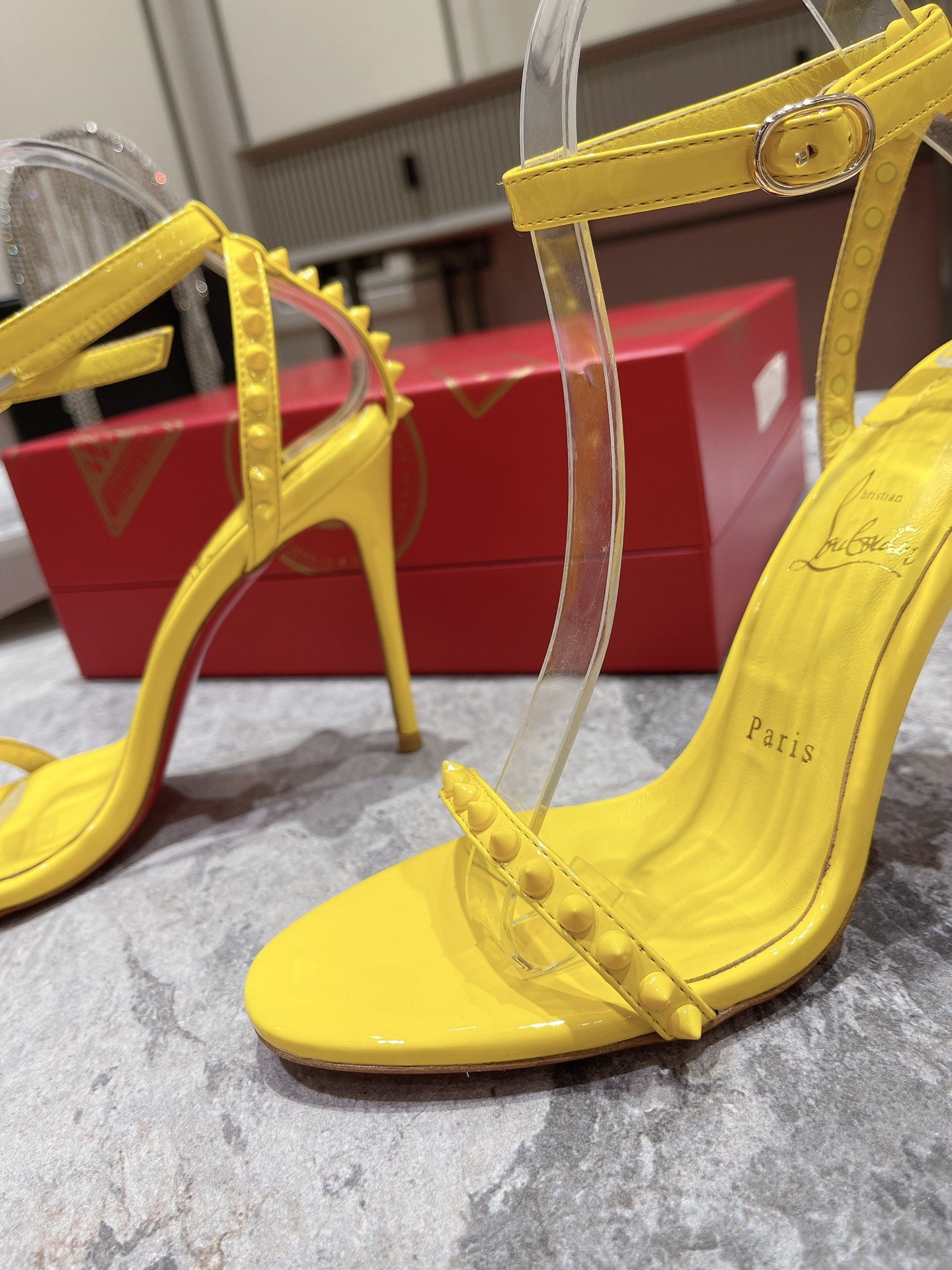 High Quality Luxury Christian Louboutin Spiked Strappy Sandals – Style 52372 product detail