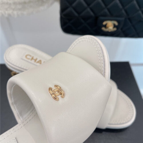 High Quality Luxury Chanel Metal Block Heel Cc Logo Bread Slippers product detail