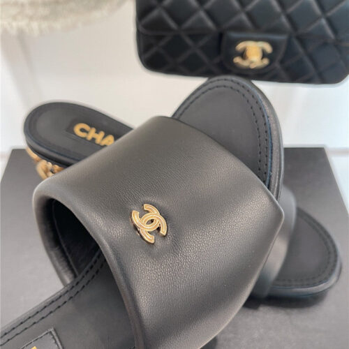 High Quality Luxury Chanel Metal Block Heel Cc Logo Bread Slippers – Style 18630 product detail