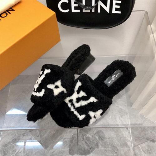 High Quality Luxury Louis Vuitton Teddy Fluffy Slippers product detail