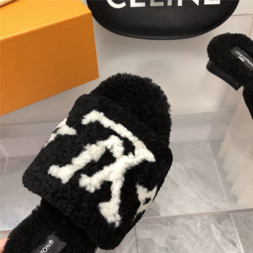 High Quality Luxury Louis Vuitton Teddy Fluffy Slippers product detail