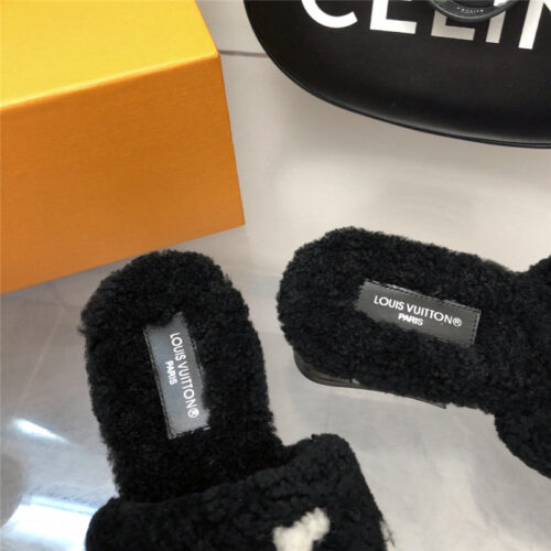 High Quality Luxury Louis Vuitton Teddy Fluffy Slippers product detail